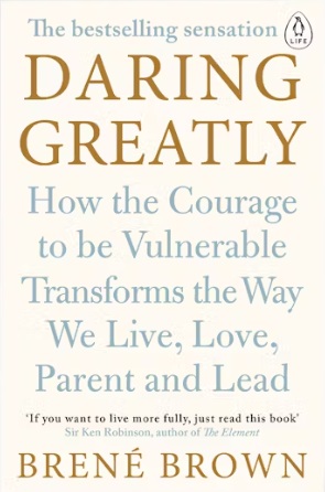 Daring Greatly: How the Courage to Be Vulnerable Transforms the Way We Live, Love, Parent, and Lead" (Atreverse a ser vulnerable: Cómo el coraje de ser vulnerable transforma la forma en que vivimos, amamos, educamos y lideramos) - Brené Brown